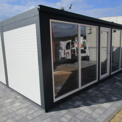 Doppelcontainer mit Glaswänden