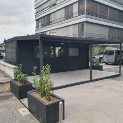 Container mit Überdachung