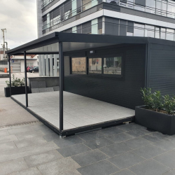 Container mit Überdachung