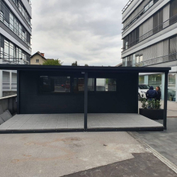 Container mit Überdachung