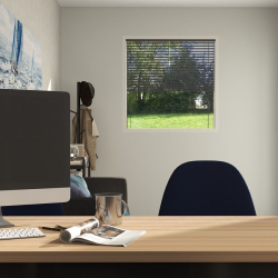 Minimalistična delovna miza v pisarni Hosekra Urban