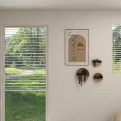 Spalni prostor z velikimi okni