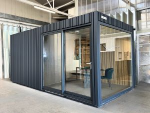 Večja Pisarna Monarch 6x2,3x3m